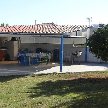 Kostas Family House Apartmán *