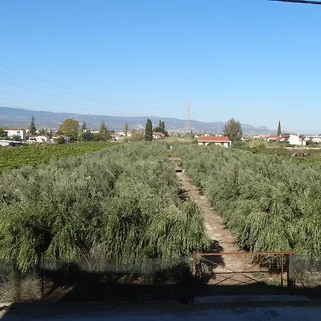 Kostas Family House Apartmán *