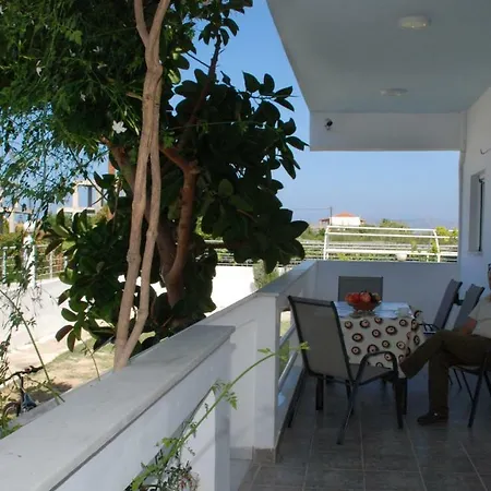 Kostas Family House Apartmán *